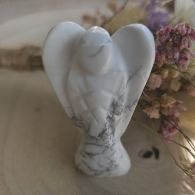 Ange en pierre précieuse sculpté à la main - Howlite blanche