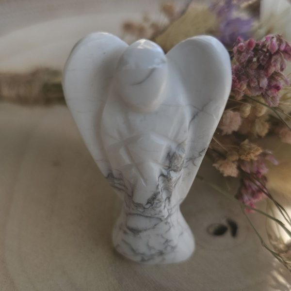 Ange en pierre précieuse sculpté à la main - Howlite blanche
