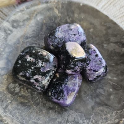 Charoite polie de taille régulière 'A'