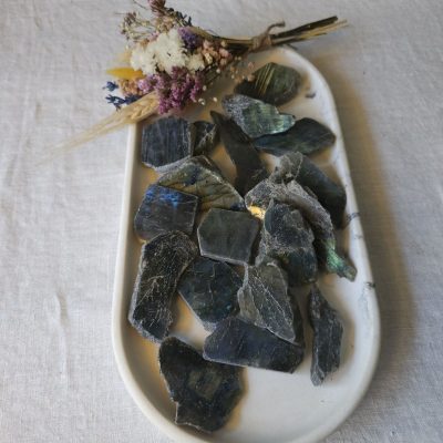 Grande pierre 'A' de labradorite polie