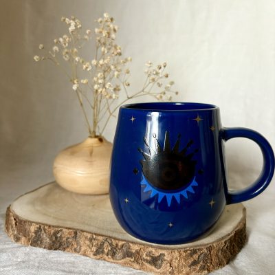 Tasse aux yeux bleus