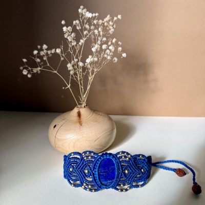 Bracelet macramé avec pierre lapis lazuli et perles rudraksha