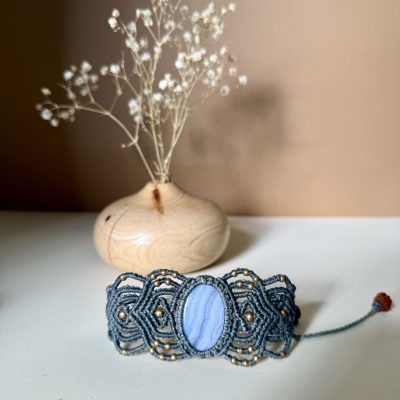Bracelet macramé gris avec perles de calcédoine et rudraksha