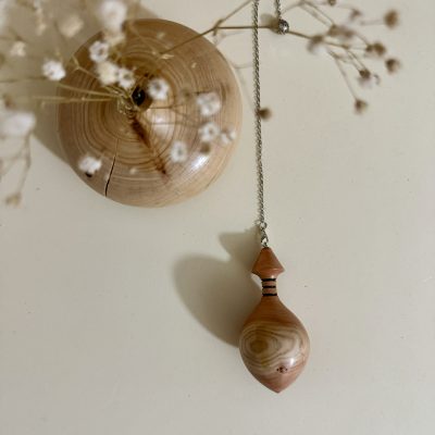 Pendule goutte d'eau en bois de mastic pistache