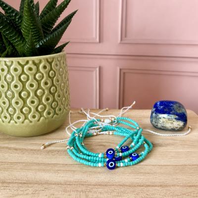 Bracelet en perles vert d'eau avec oeil turc