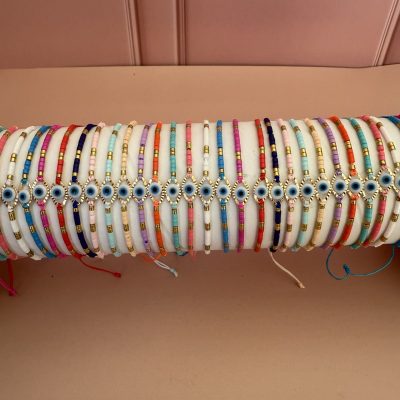 Bracelets colorés avec oeil turc et détails dorés