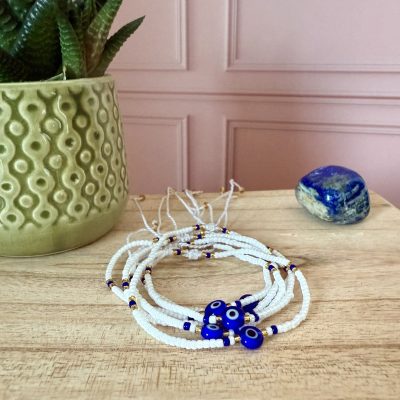 Bracelet en perles blanches avec oeil turc