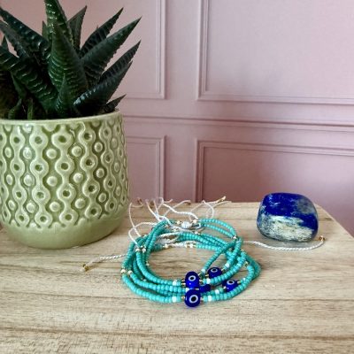 Bracelet en perles vert d'eau avec oeil turc