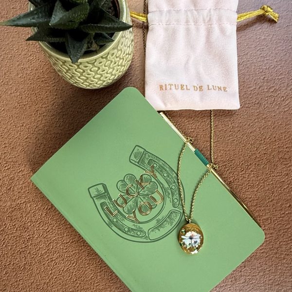 Collier amulette porte-bonheur